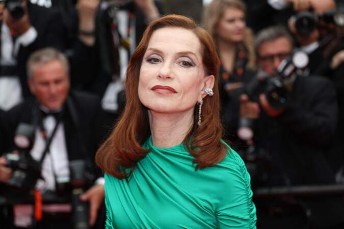 Pour son arrivée à Cannes, Isabelle Huppert a misé sur l'originalité côté look