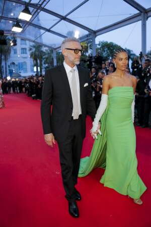C'est main dans la main que Vincent Cassel et Tina Kunakey sont arrivés sur le tapis rouge du 75è Festival de Cannes