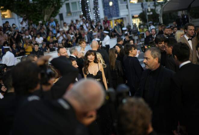 Emily Ratajkowski pendant la montée des marches du film Les crimes du futur