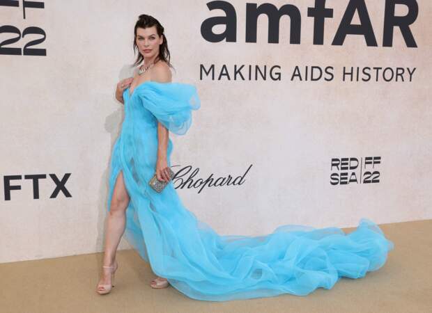 Milla Jovovich et sa longue robe bleu ciel