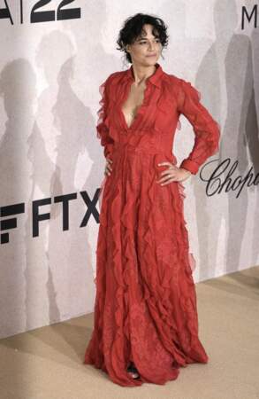 Michelle Rodriguez en robe rouge large