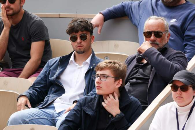 En tribunes, père et fils se sont concentrés sur le match.