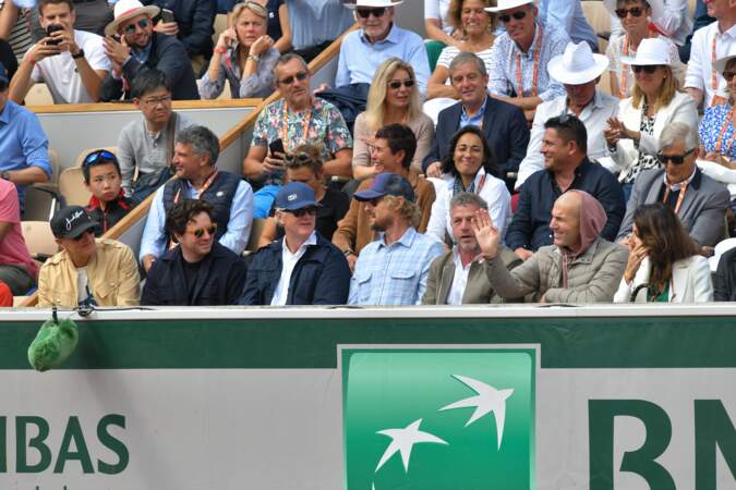 Owen Wilson, Jean Imbert, Woody Harrelson, Zinedine Zidane et sa femme, Véronique, étaient notamment dans les tribunes de Roland Garros, vendredi 27 mai.