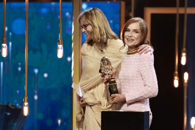 Isabelle Huppert est montée sur scène pour récupérer le prix reçu par Vincent Dedienne.