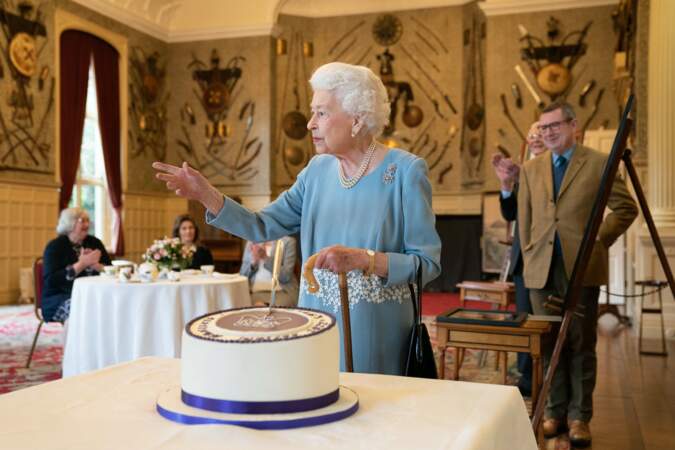 Elizabeth II découvre un gâteau très spécial