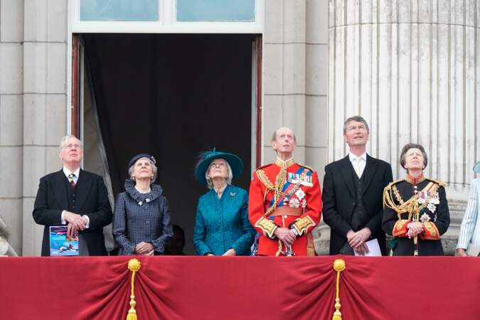 Le duc et la duchesse de Gloucester, la princesse Alexandra, le duc de Kent, le vice-amiral sir Tim Laurence et la princesse royale Anne, sur le balcon du palais de Buckingham