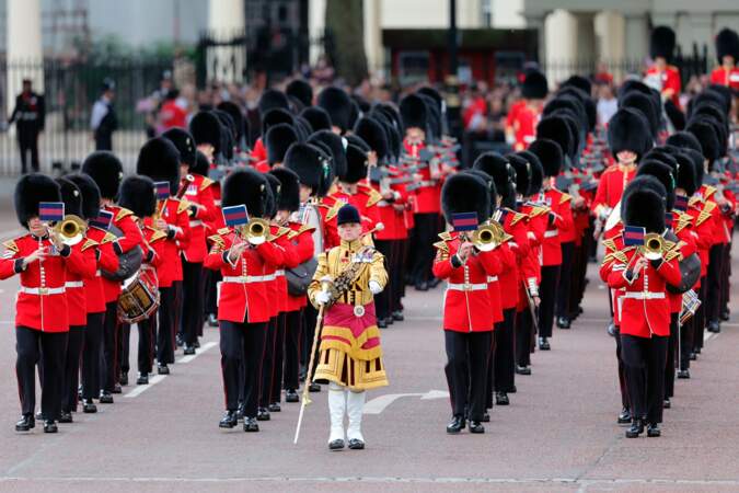 La procession royale quitte le palais de Buckingham pour le Trooping the Colour