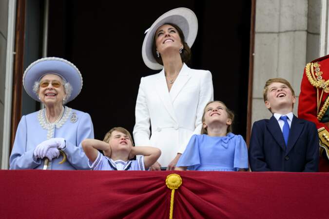Mais la famille royale a les yeux tournés vers la parade aéroportée
