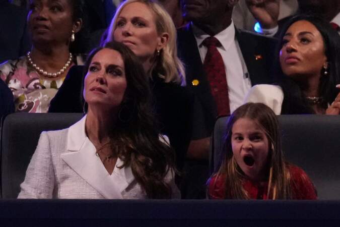 La princesse Charlotte surexcitée à côté de sa mère, Kate Middleton