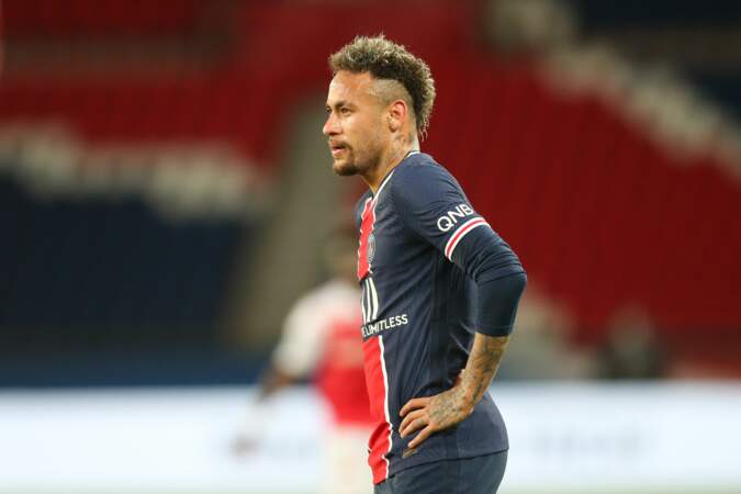 Cheveux long et rasé sur le côté, Neymar domine le Stade de Reims
