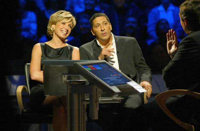 2002 : en compagnie de l'humoriste Smaïn lors d'une émission spéciale de Qui veut gagner des millions ? sur TF1