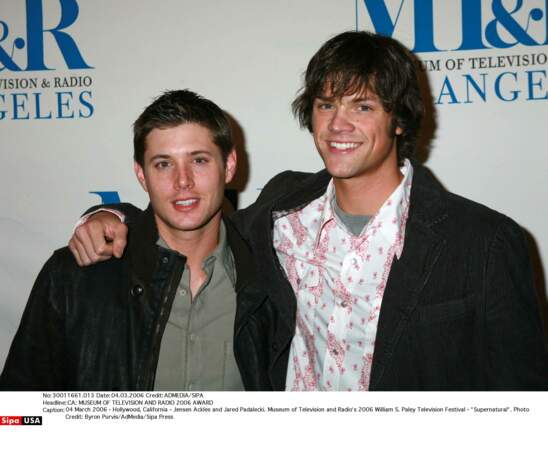 Le voici en 2006, lors de la saison 1 de Supernatural, avec son partenaire Jared Padalecki 