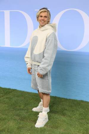 Orelsan a pioché dans le vestiaire sportswear de Dior et a opté pour un hoodie et un short en jean.