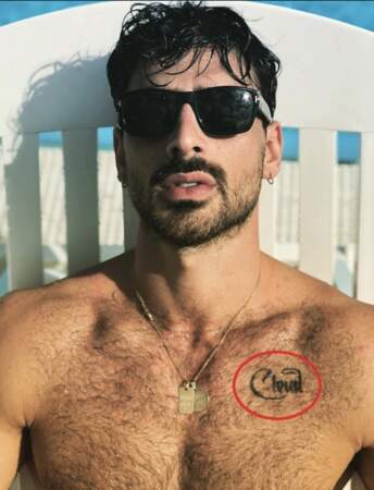 Ce n'est pas le prénom de sa fiancé que Michele Morrone s'est fait tatouer sur le torse, mais celui de son chien. 