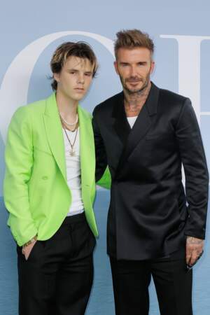 David Beckham et Cruz Beckham, quand le père opte pour le total look black, le fils tranche avec le néon, tendance du moment.