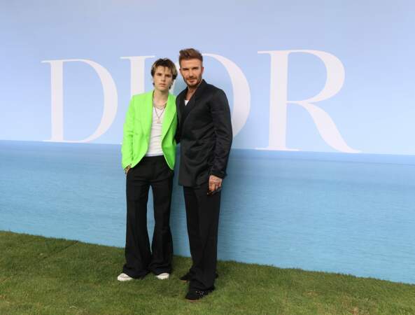 David Beckham et son fils Cruz Beckham au photocall du défilé Dior Homme, le 24 juin 2022 à Paris.