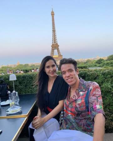 Le Colombien Rigoberto Urán et sa femme Michelle Durango devant la tour Eiffel.