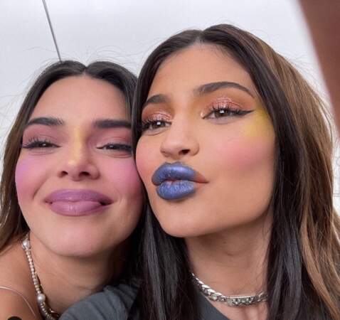 Les deux soeurs Jenner ne sont jamais avares de selfies sur Insta.