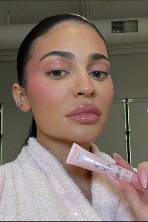 A la tête de sa propre marque de cosmétiques, Kylie Jenner n'hésite pas à jouer les mannequins pour ses propres produits.