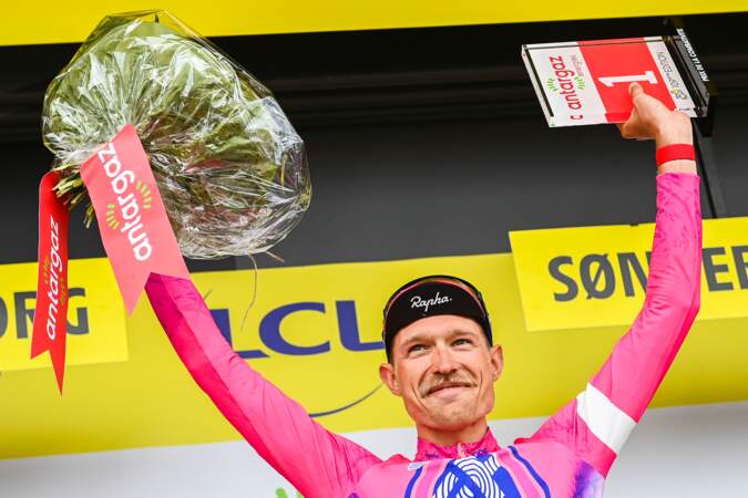 Le coureur qui est désigné comme le super combatif du Tour de France reçoit un chèque de 20 000 euros.