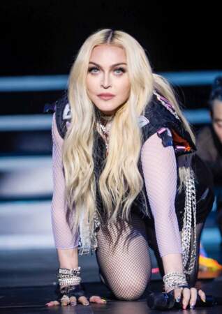 En 2022, Madonna fête ses 40 ans de carrière. La star prouve qu'à 60 ans passés, il est toujours possible d'assurer le show sur scène.