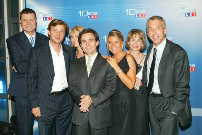 Le voici accompagné des présentateurs de LCI pour les 10 ans de la chaîne en 2004.