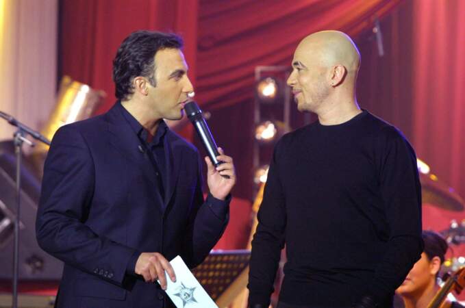 Nikos Aliagas et Pascal Obispo sur scène en 2002.