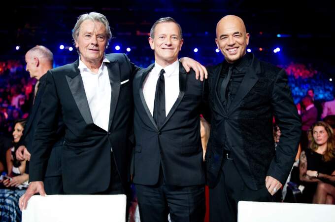 Le musicien pose aux côtés d'Alain Delon et de Francis Huster à l'élection de Miss France 2012.