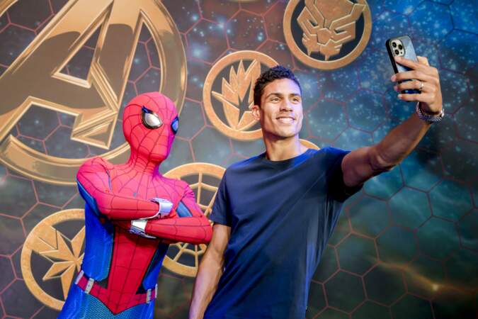 Le selfie du footballeur Raphael Varane avec Spiderman 