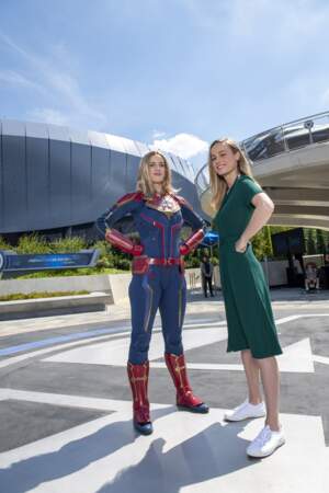 Brie Larson avec la Captain Marvel de Disneyland Paris 