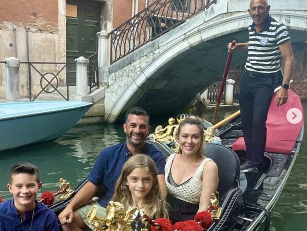 Petit souvenir en famille à Venise pour Alyssa Milano et sa team.