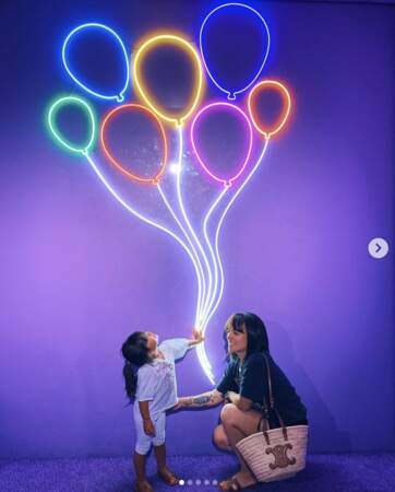 Alizée et sa fille Maggy ont découvert l'exposition Pop Air consacrée à l'art gonflable à Paris.