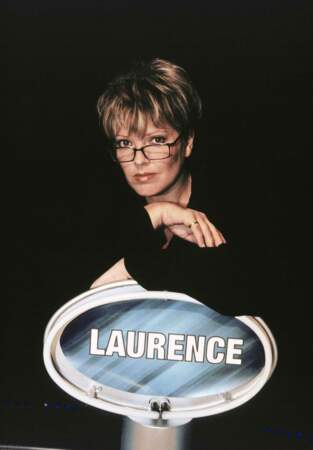 Pour son arrivée dans "Le maillon faible" en 2001, l'animatrice adopte un look total black très strict avec des lunettes.
