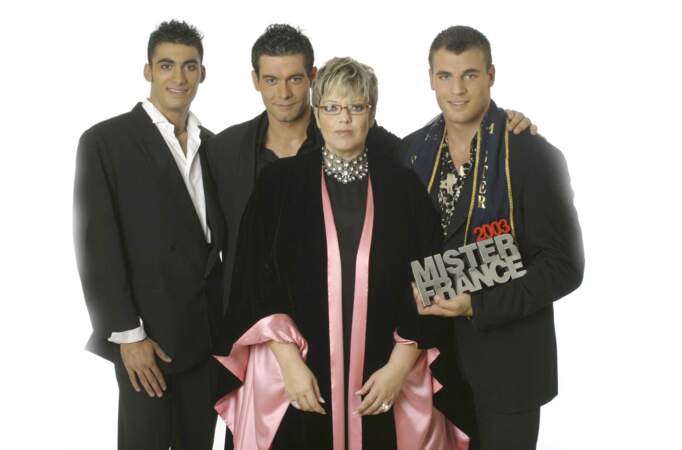 C'est en 2003 sur le tournage de Mister France qu'elle rencontre Mickaël Fakaïlo (2e dauphin, à gauche sur la photo).