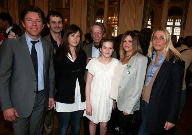 Charlotte Valandrey reçoit la médaille de Chevalière de l'Ordre des Arts et des Lettres en 2013. Ici avec sa famille.