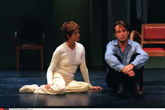 En 1998 Charlotte Valandrey monte sur scène interpréter "Les mains sales" de Jean-Paul Sartre au Théâtre Antoine.
