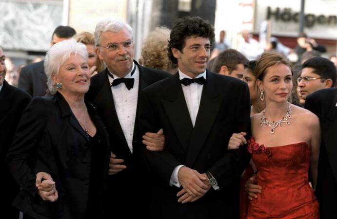 Elégant en 1999 sur les marches du Festival de Cannes, au bras d'Emmanuelle Béart.