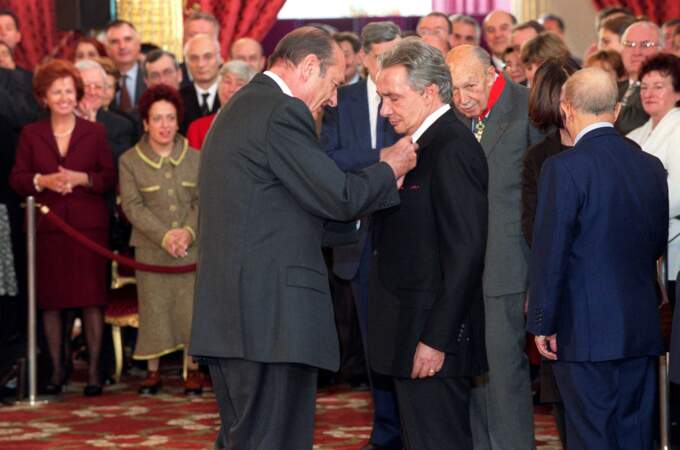 En 2001, c'est au tour de Jacques Chirac de décorer l'artiste de la Légion d'Honneur.