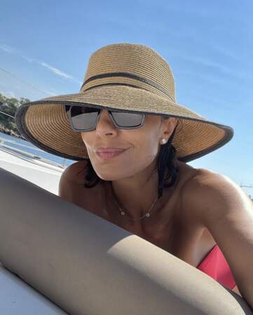 Mais attention, suivez bien l'exemple de Nadia Farès cet été : un chapeau, des lunettes et si possible un parasol aussi, en plus de la crème 50 !
