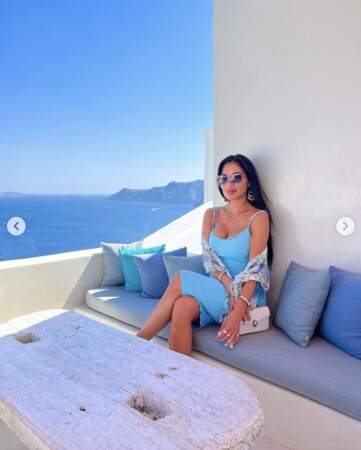 Nicole Scherzinger était assortie au bleu du ciel, de la mer et du canap' à Santorin.