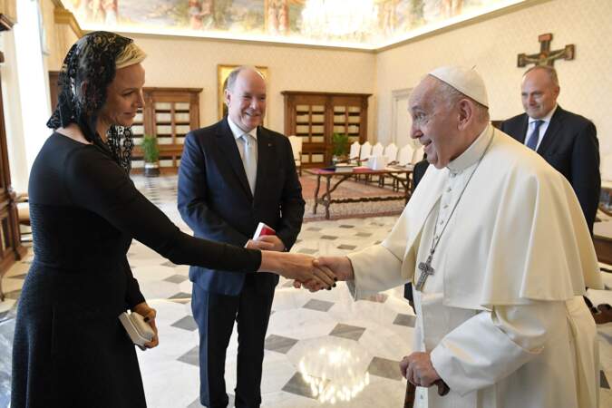 La princesse Charlene salue le pape François sous les yeux bienveillants d'Albert