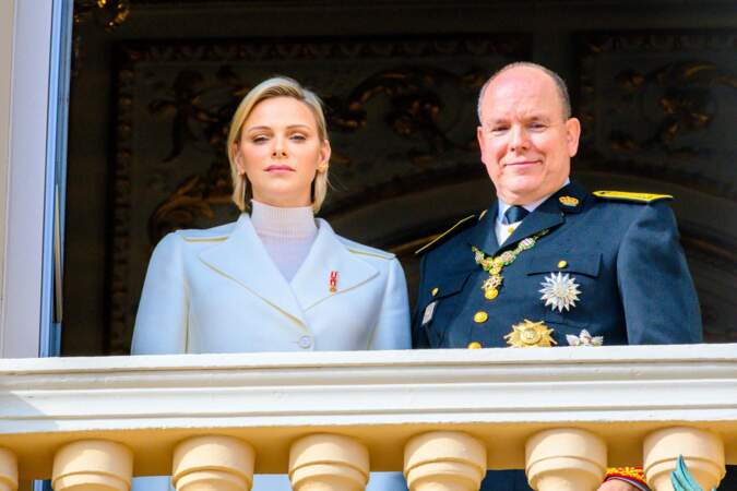 Journée nationale à Monaco ! Le prince Albert et la princesse Charlène saluent la foule depuis leur balcon 