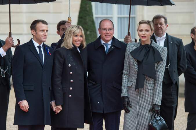 Emmanuel et Brigitte Macron accueillent la princesse Charlène et le prince Albert à l'Elysée 