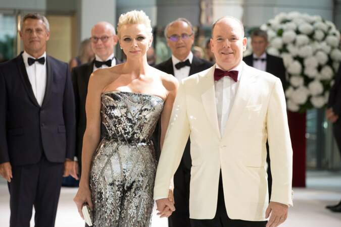 Charlène de Monaco et le Prince Albert complices lors du Gala de la Croix-rouge à la fin de l'année 2017