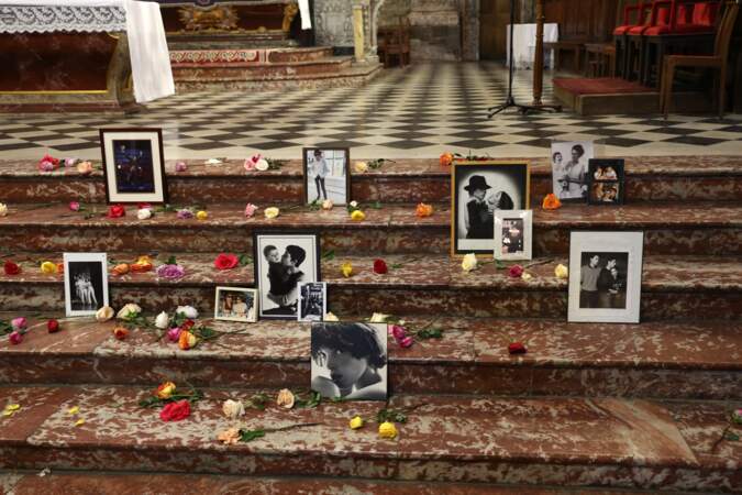 Photos souvenirs et fleurs sur les marches de la cathédrale.