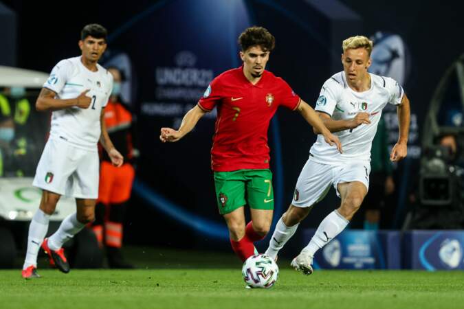 En mars 2022, le jeune milieu de terrain est convoqué pour la première fois avec la sélection portugaise.