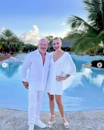 Cauet et sa compagne Nathalie, tout de blanc vêtus, en République Dominicaine.