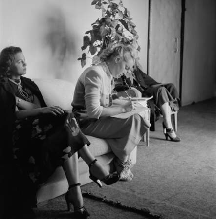 Capturant une image totalement différente de celle qu'elle avait déjà à l'écran, Marilyn est photographiée ici en 1950, également par Richard C. Miller, lors d'une audition pour un rôle au théâtre à West Hollywood.
