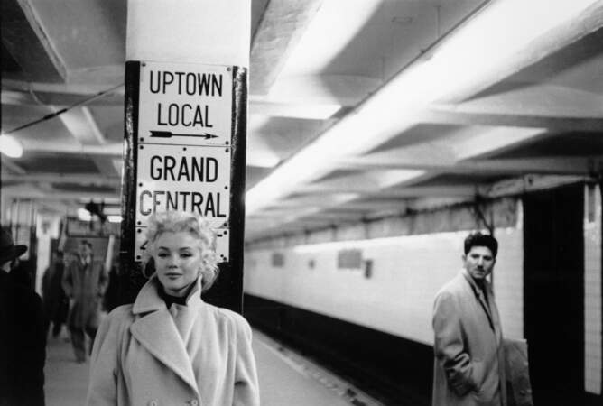« La Marilyn Monroe que vous n’avez jamais vue » - cette série a été prise pour un long article du magazine Redbook en 1955. Le photographe Ed Feingersh a passé quelques jours avec Marilyn à New York, où elle venait de s’installer, à un moment charnière de sa carrière, capturant des instants sincères alors qu’elle tentait de changer l’orientation de son parcours et la façon dont le public la percevait.