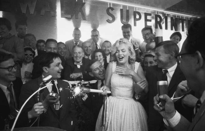Bien qu'il s'agisse d'un événement publicitaire mis en scène - cette fois en 1957 - il y a toujours un instant de spontanéité ici, non seulement dans la surprise de Marilyn - qui parvient toujours à être parfaitement en accord avec son personnage public - mais aussi en figeant l'effet que ce personnage a eu sur les personnes qui l'entouraient et la rencontraient.